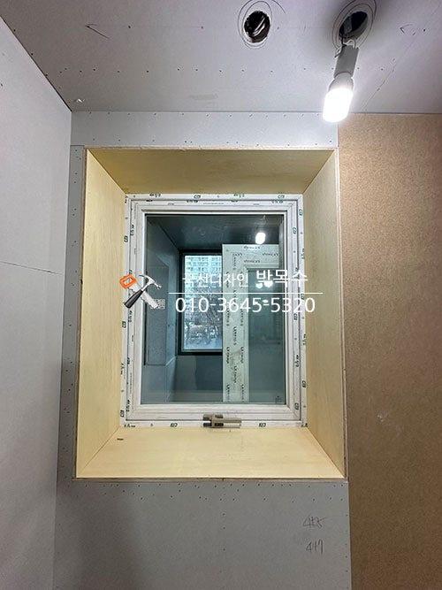 창호 프레임 주변의 보드 마감 과정