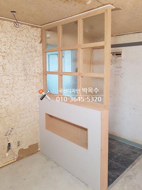 목재 프레임과 유리 패널 분리벽 설치 과정