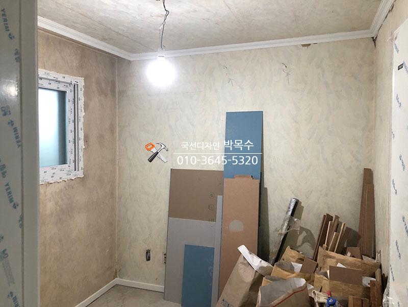 창틀 주변 목공 마감 진행 단계