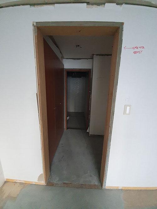 갈색 문틀이 그대로 남아 있는 시공 전 복도