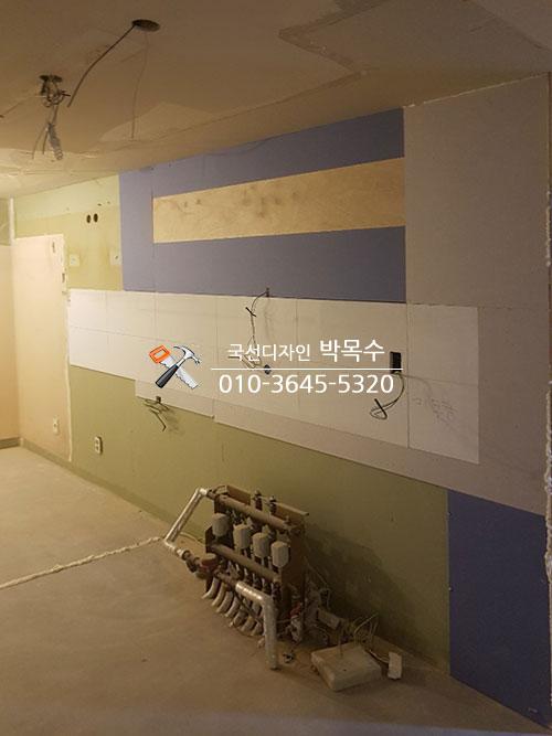 마감재가 부분적으로 붙어 있는 도배 전 벽면 상태
