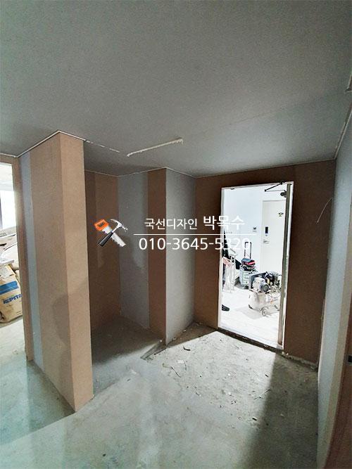 흰색 테두리가 잡힌 벽면과 천장 마감