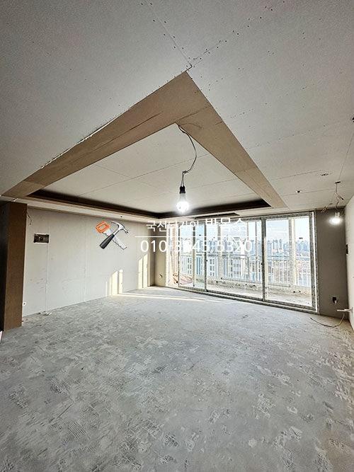천정 나무 프레임과 전등이 설치된 빈 공간