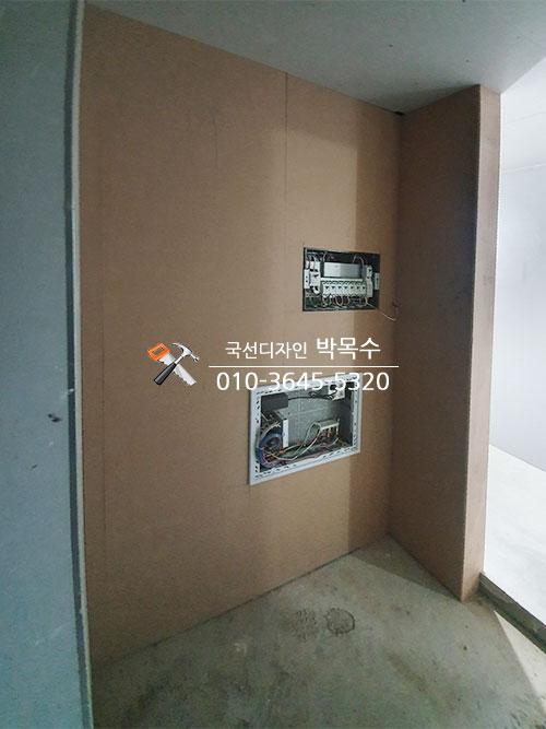벽면에 설치된 전기 박스