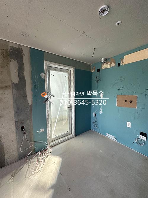 전선 노출과 조명 구멍 확보가 진행 중인 벽면