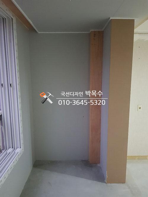 세밀한 조정을 위해 사용 중인 수공구