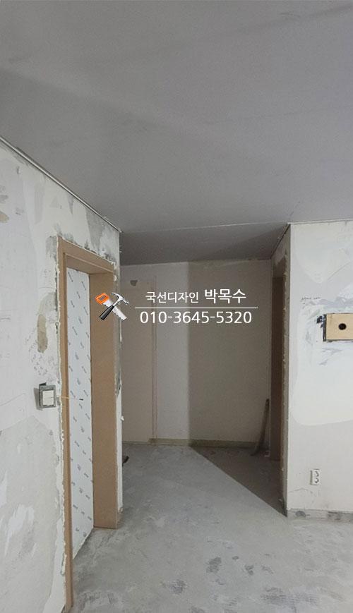 벽면 마감재 덧방 작업이 진행 중인 모습