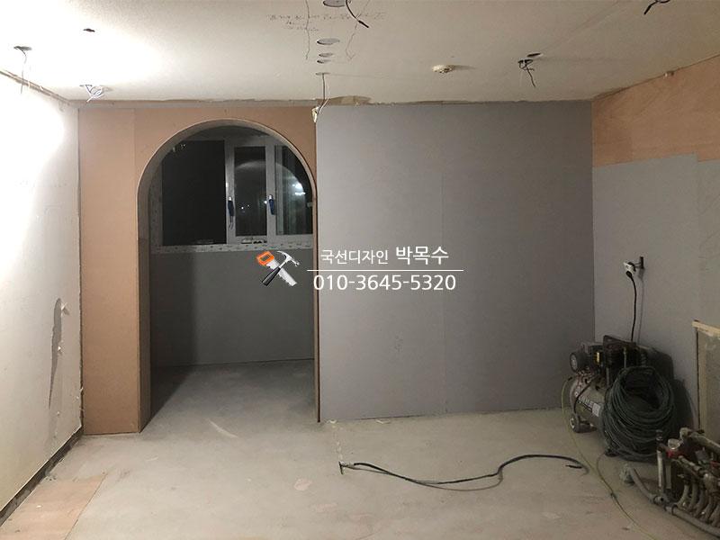 주방으로 이어지는 통로에 설치된 아치형 게이트