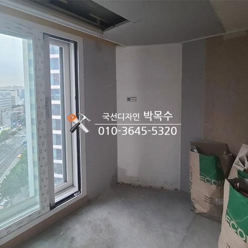 흰색 프레임 창호 벽면에 부착된 높이 측정용 규칙