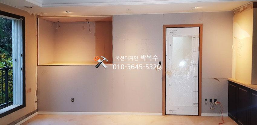 벽면 마감 전 도배 작업이 진행 중인 실내