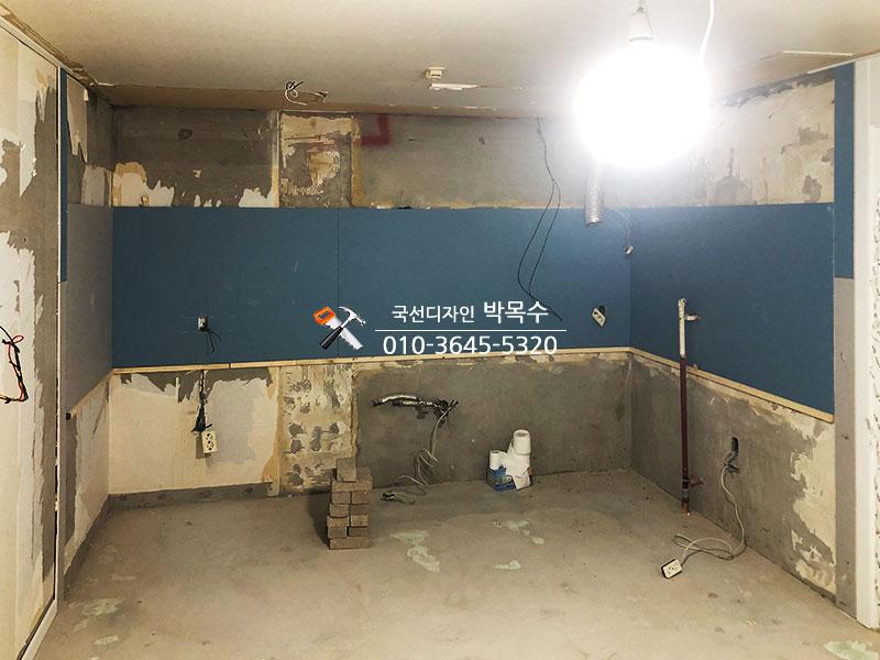 콘크리트 바닥 위 벽돌 쌓기와 전선이 노출된 방 내부