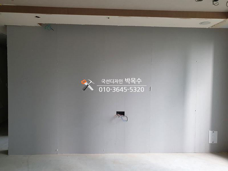 전기 박스가 노출된 벽면 마감 상태