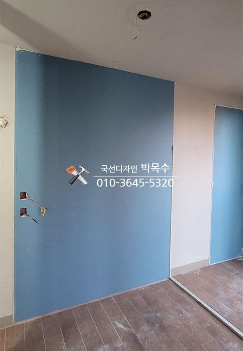 파란색 벽면과 갈색 타일 바닥이 보이는 공간