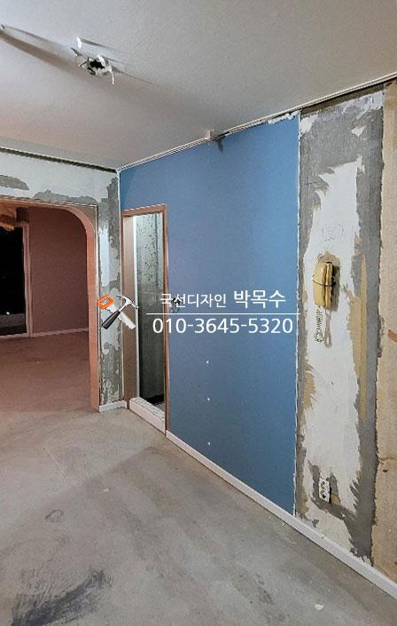 벽면 보수 작업이 진행 중인 복도 공간