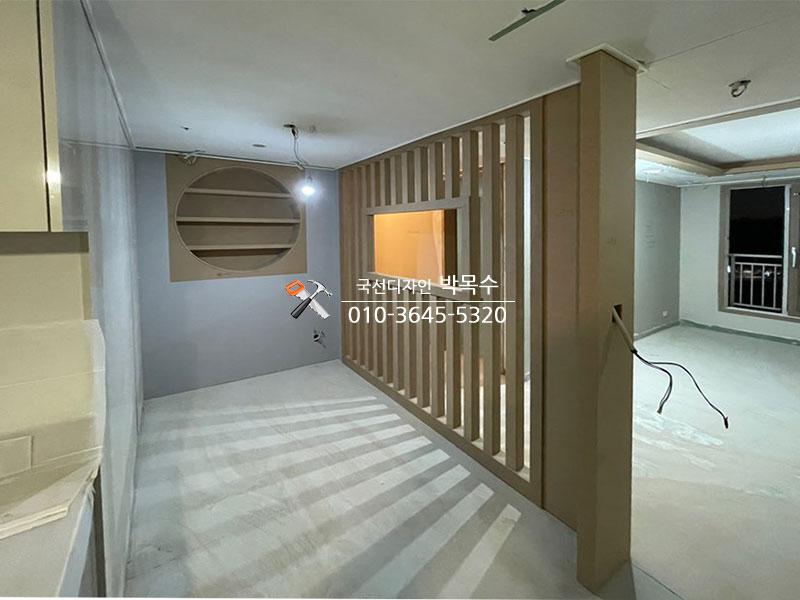 벽면에 고정된 원형 선반과 노출된 전선 상태