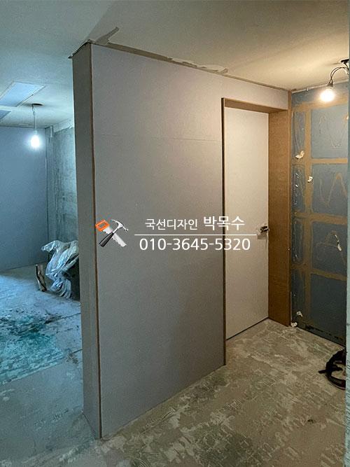 마감재 설치 중인 벽면과 노출된 천장