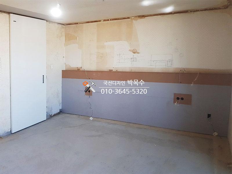 천장 조명과 전선이 보이는 흰색 도어 주변