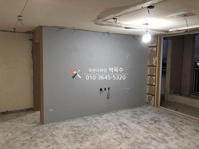회색 마감 벽면과 노출 전선이 보이는 내부