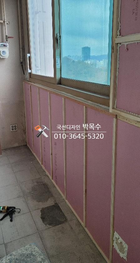 수공구로 정밀하게 조정 중인 창호 손잡이