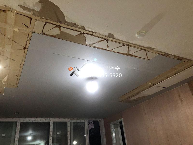천장 평탄화를 위해 우물천정 구조물을 철거한 모습