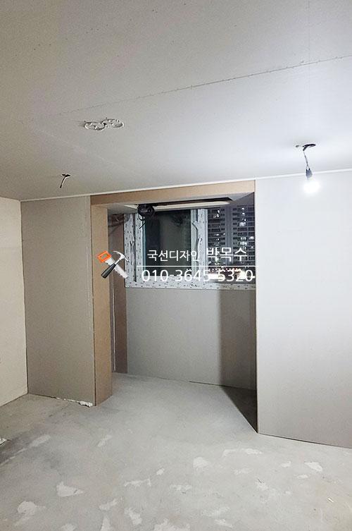 천정과 벽면 마감 전의 모습