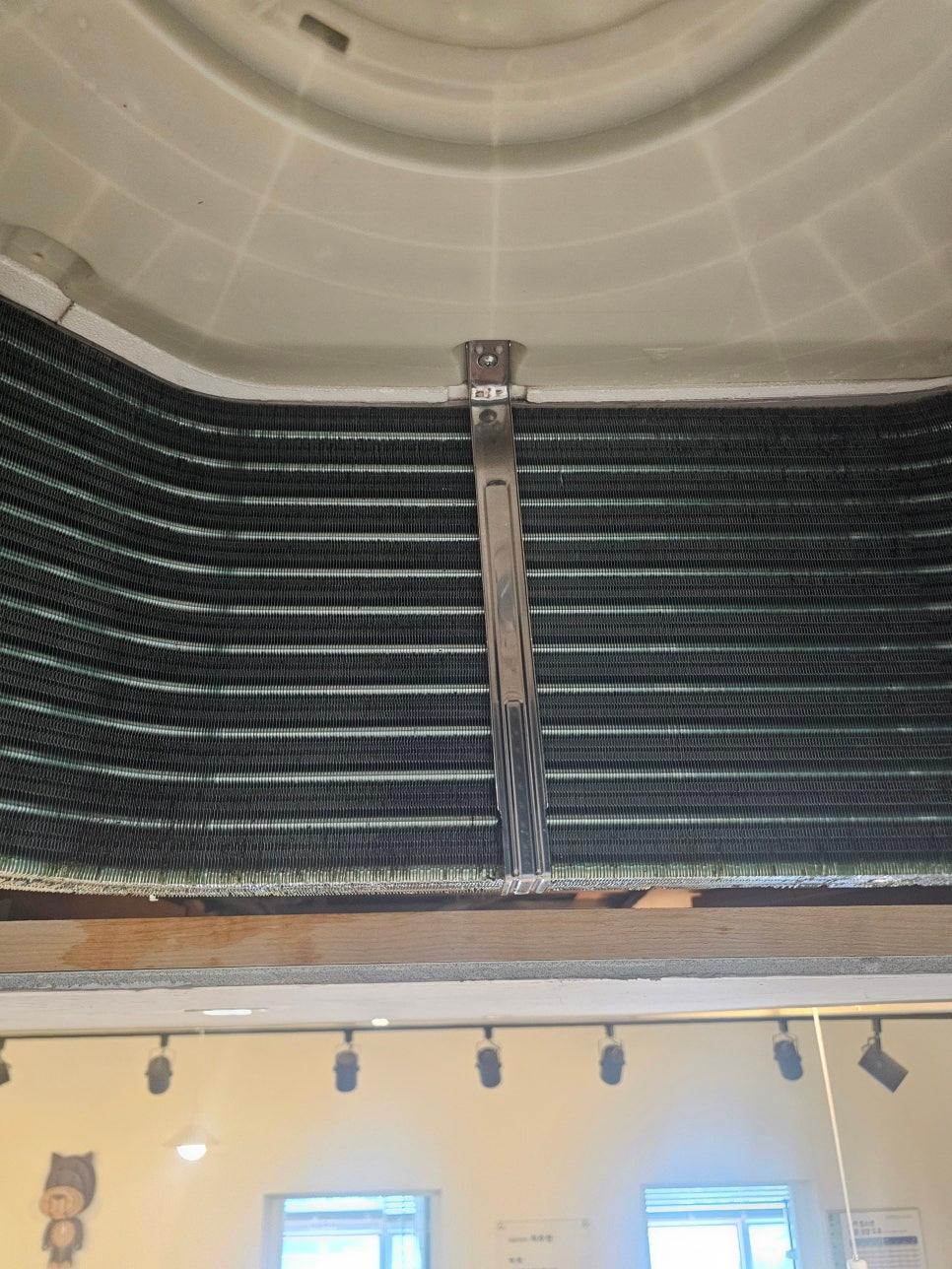 금속 프레임과 메쉬 구조물의 깔끔한 마무리
