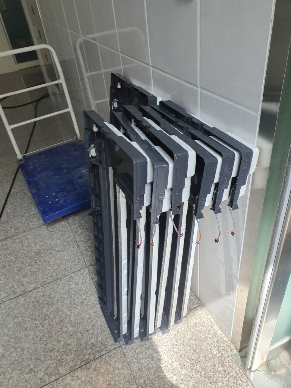 벽에 기대어 놓인 검은색과 흰색의 플라스틱 구조물