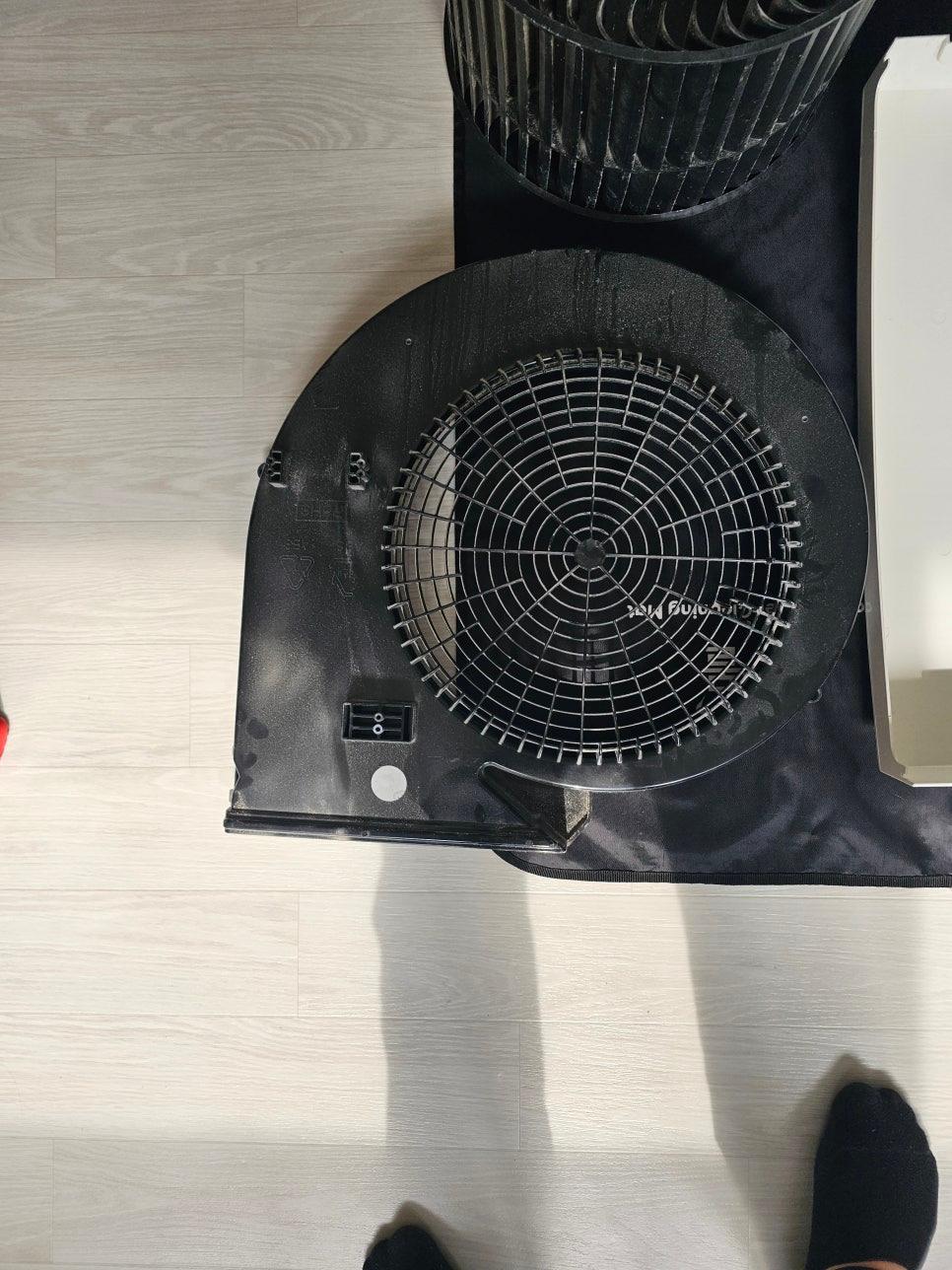 통풍구와 금속 격자망 사이의 먼지 제거