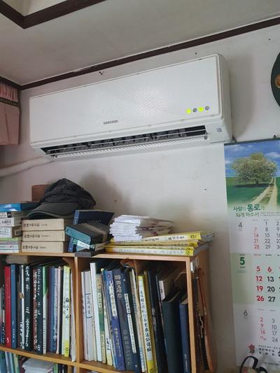 삼성 에어컨이 설치된 서재 완성 모습