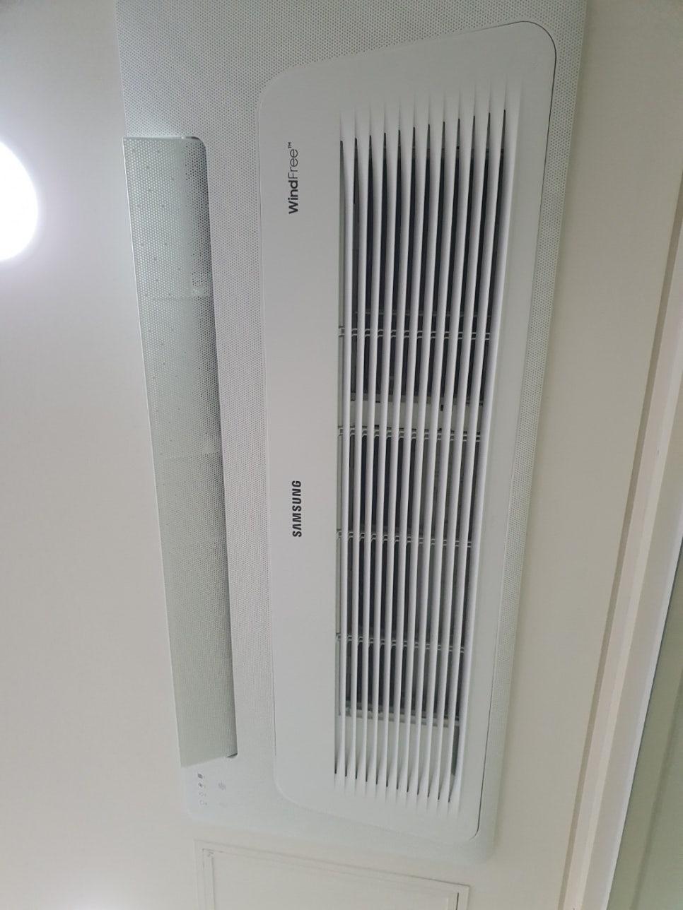 벽면에 설치된 화이트 컬러의 삼성 WindFree 공기 순환기