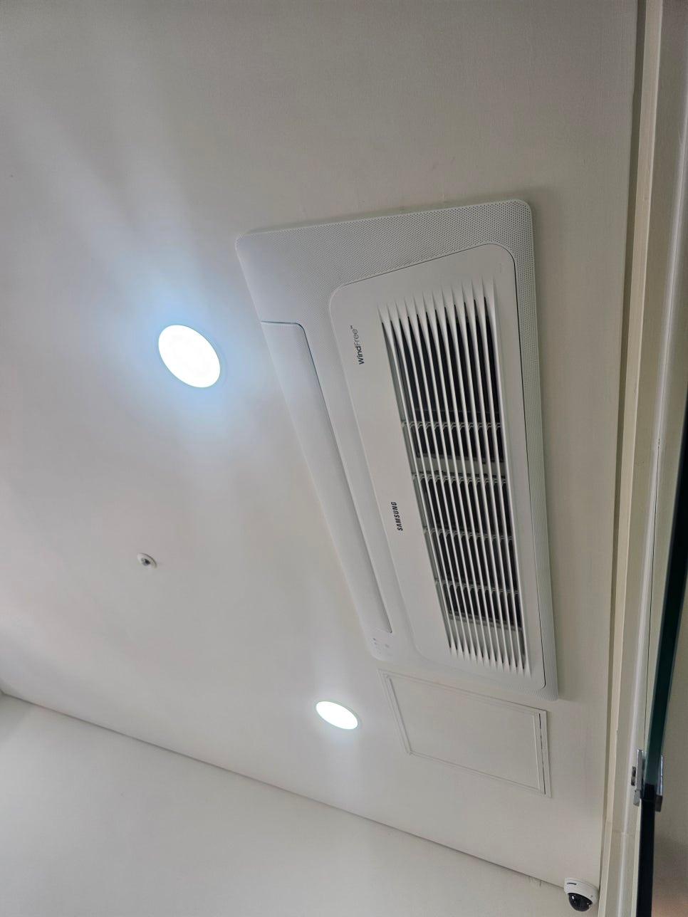 천장에 설치된 삼성 환풍기와 조명
