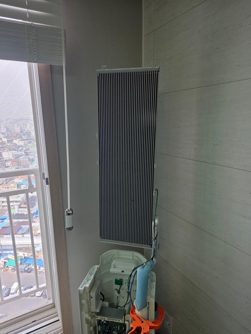 창가 쪽 냉난방기 주변의 꼼꼼한 점검 과정