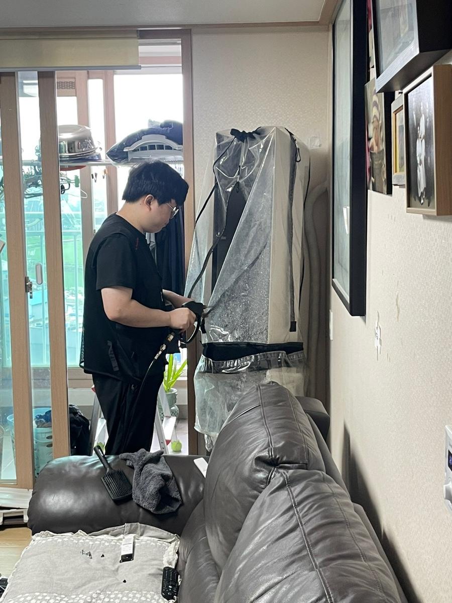 가구가 오염되지 않도록 꼼꼼하게 진행된 보양 작업