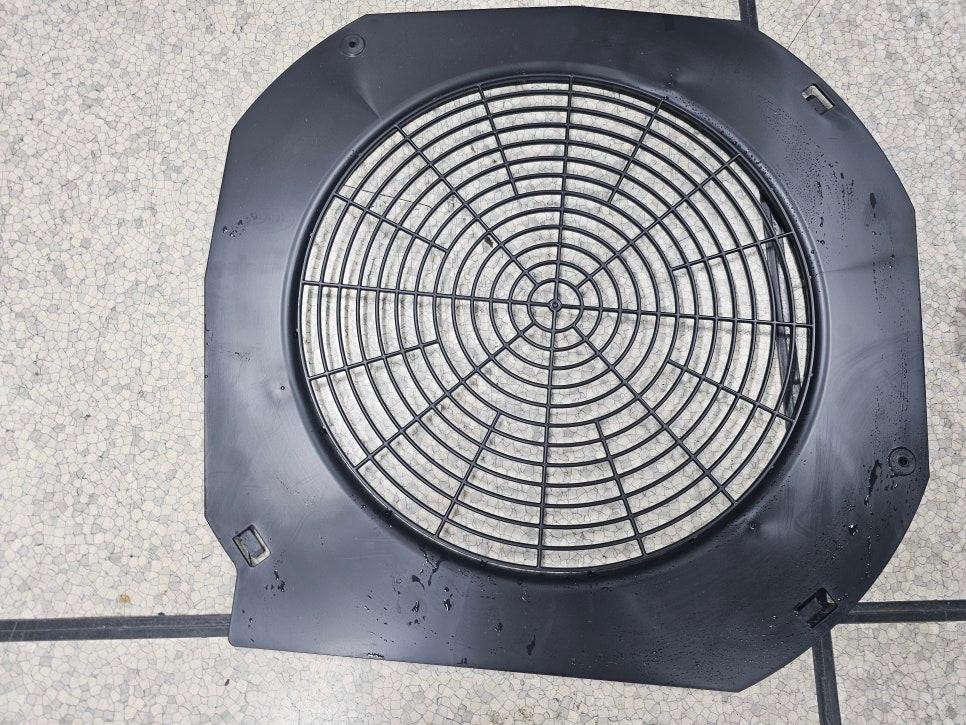 검은색 프레임과 금속 그릴이 있는 통풍구
