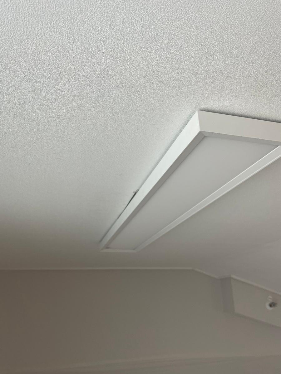 백색 직사각형 조명이 설치된 천장 전경