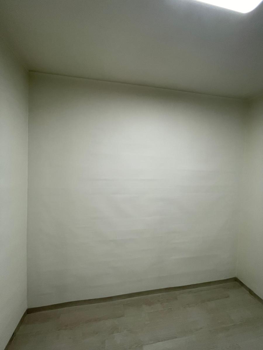 흰 벽과 나무 바닥의 정갈한 빈 공간