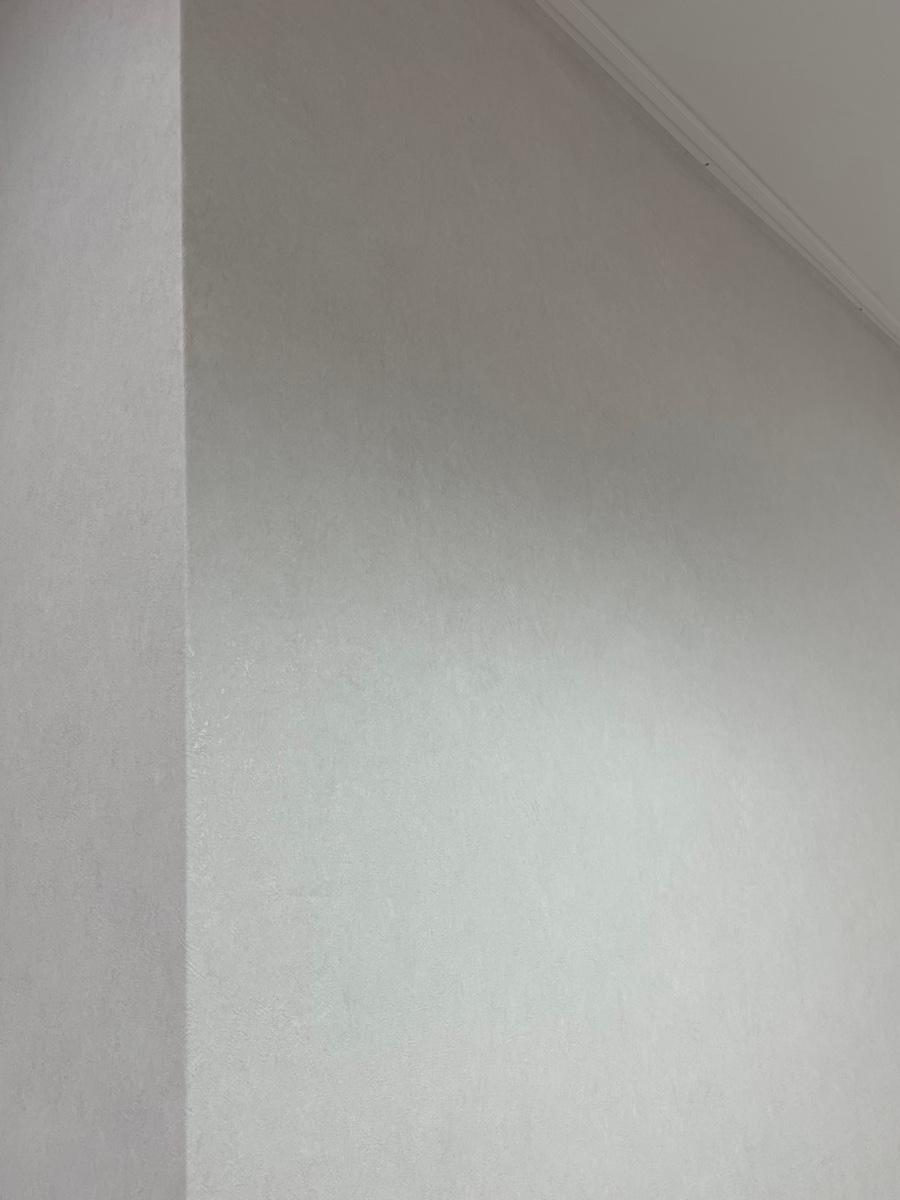 깔끔하게 마무리된 벽면과 천장 트림 라인