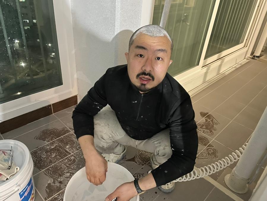빨간 패턴 타일이 포인트인 발코니 공간