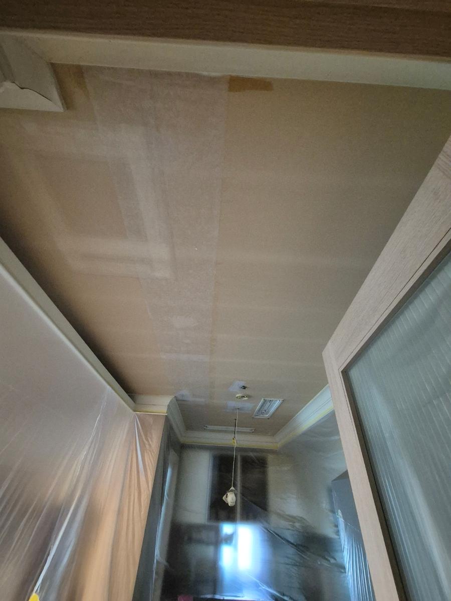 복도 벽면까지 빈틈없이 감싸둔 보양 작업