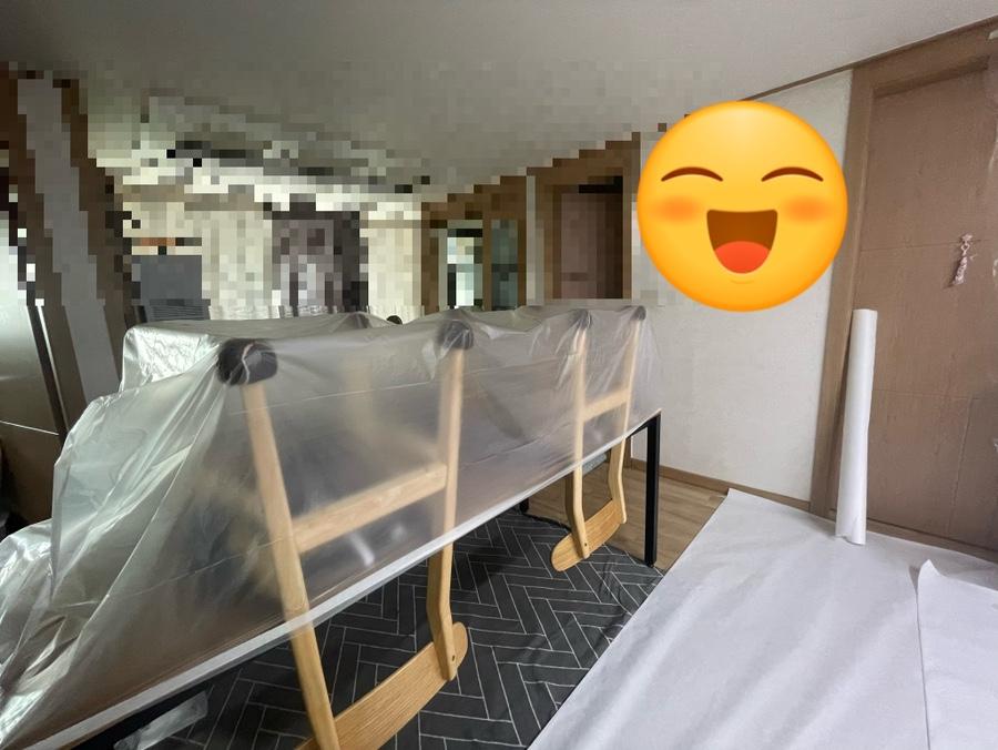 플라스틱으로 덮인 의자와 주변 집기들