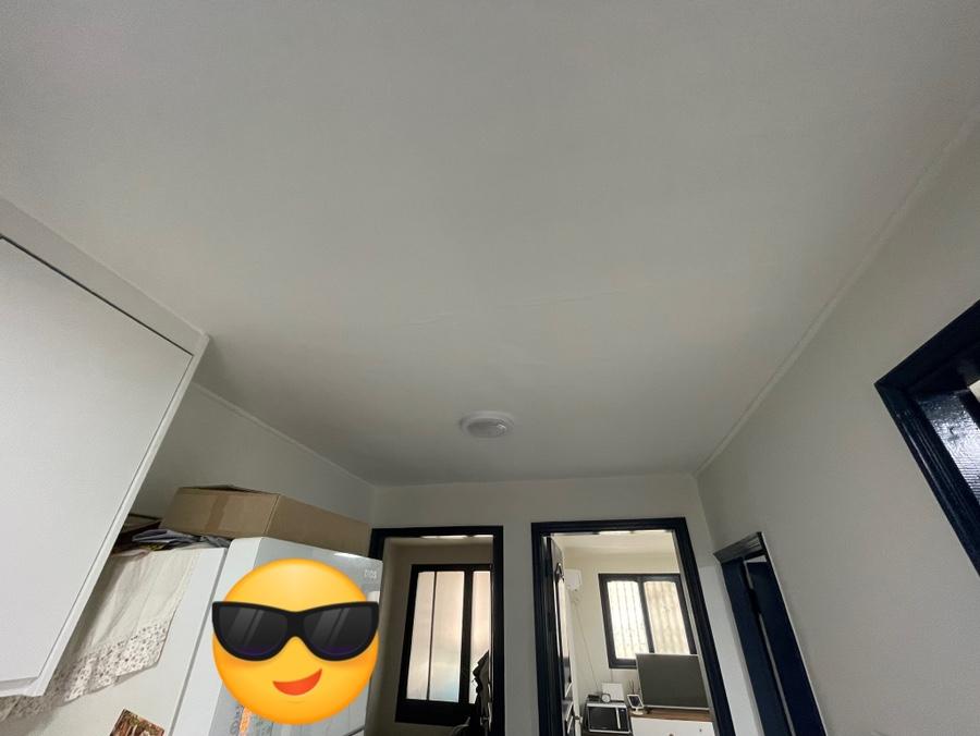 흰 벽과 상판으로 정돈된 주방의 모습