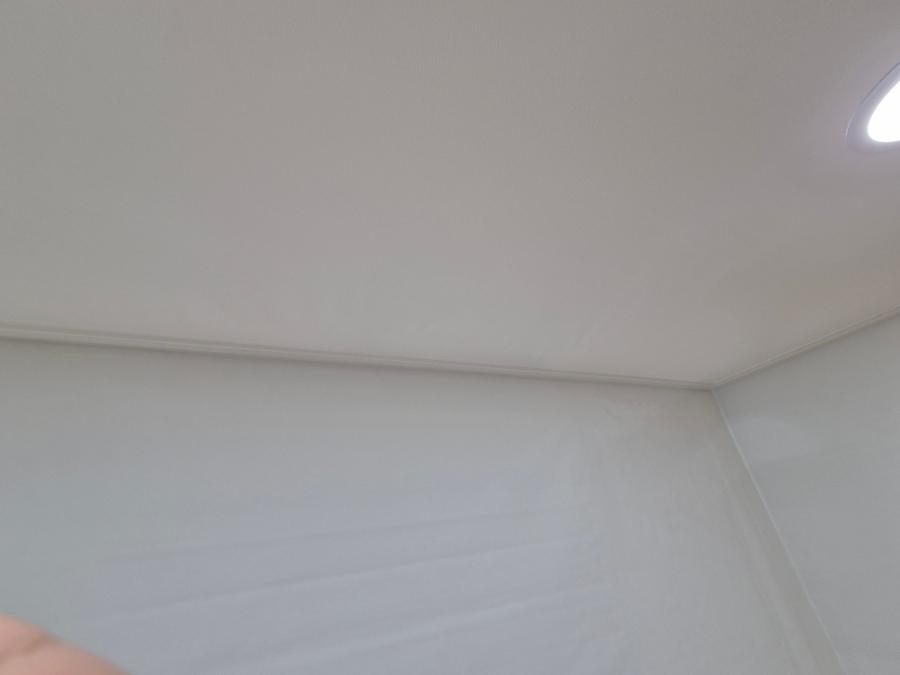 천정과 조명 주변의 최종 마감 상태