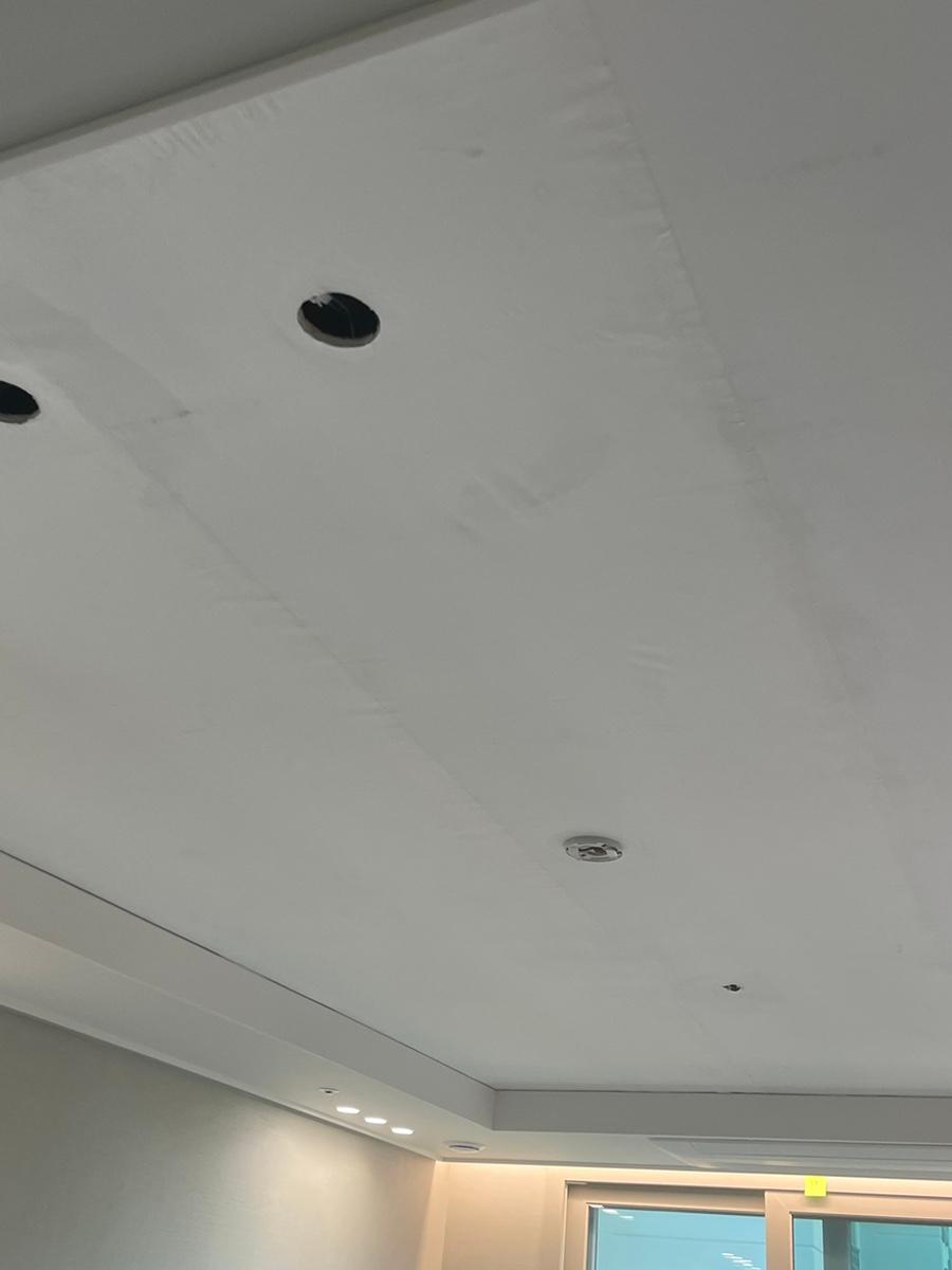 둥근 조명 구멍이 있는 흰색 천정