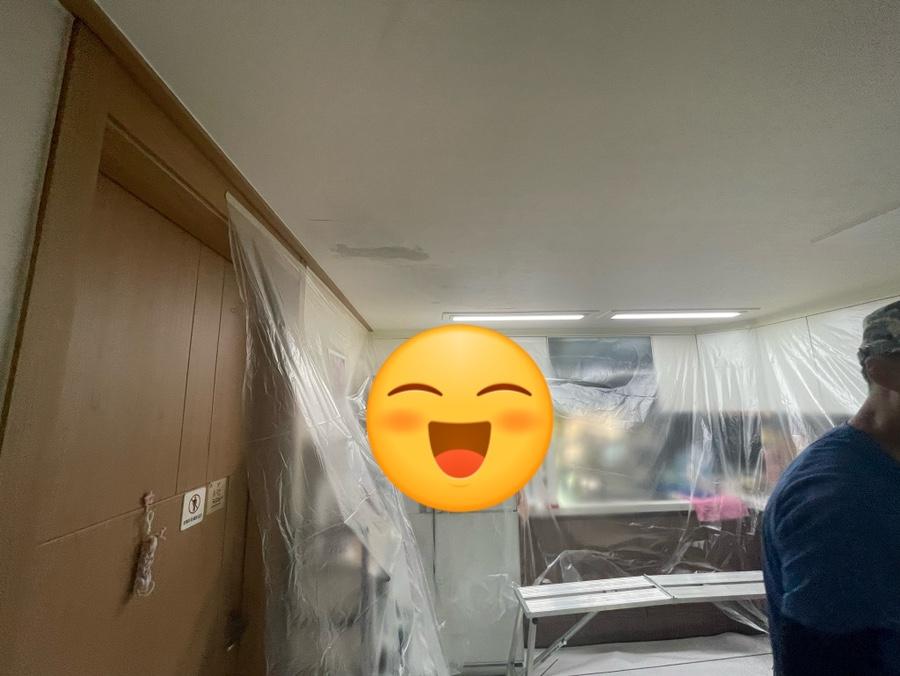 창문 근처 금속 구조물이 보이는 공사 중인 실내