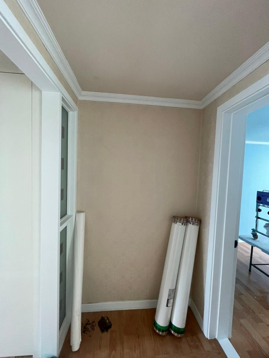 벽면의 질감이 고르게 펴진 화이트 톤의 실내