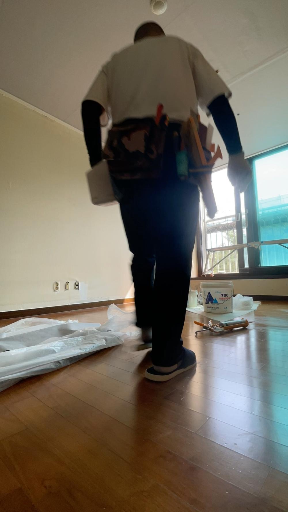 전선 구멍과 도료통이 보이는 벽면 보수 과정