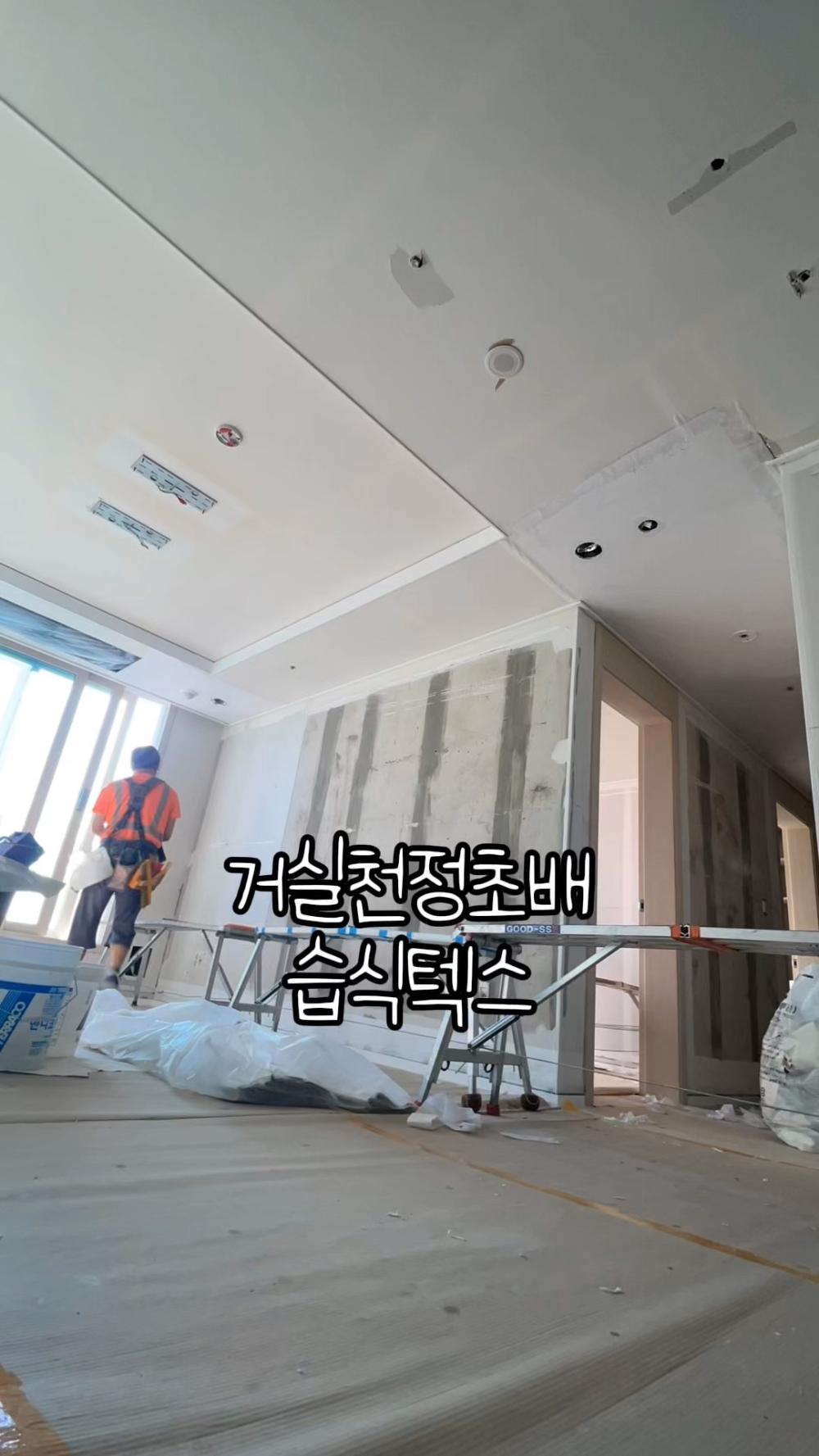 천장 구멍과 벽면 마감이 필요한 시공 중인 모습