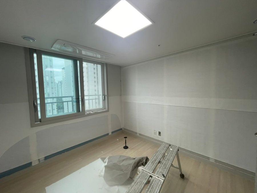 천장등과 창호가 설치된 공사 중인 공간