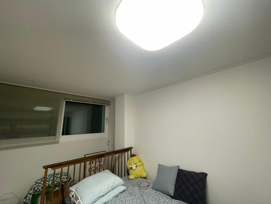침대와 창문이 있는 아늑한 아이방 시공 모습