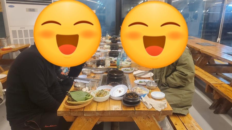 가족과 함께하는 따뜻한 식사 시간이 담긴 공간
